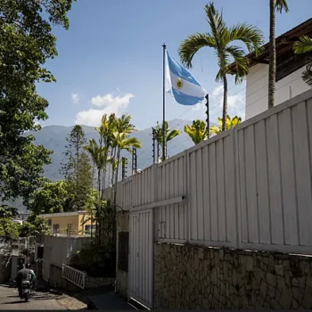 Fuerzas chavistas asedian con armas la Embajada argentina en Caracas