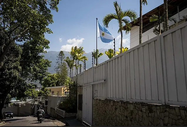 Fuerzas chavistas asedian con armas la Embajada argentina en Caracas