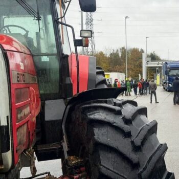 « Gêner sans bloquer » : sur l’A1 et l’A16, les agriculteurs en colère s’attaquent aux chargements des camions