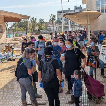 "He pasado de directora de colegio a dirigir un supermercado Consum": el centro logístico de la zona cero, en una escuela