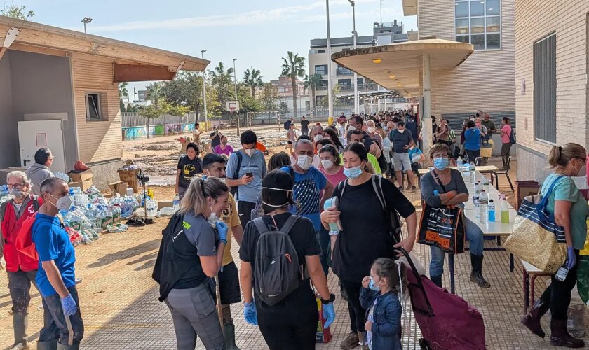 "He pasado de directora de colegio a dirigir un supermercado Consum": el centro logístico de la zona cero, en una escuela