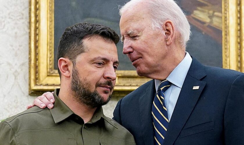 «Il aurait dû écouter les appels du président Zelensky bien plus tôt» : les tergiversations stratégiques de Joe Biden sur l’Ukraine