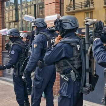 Issy-les-Moulineaux : un homme retranché dans un restaurant retient des employés en otages