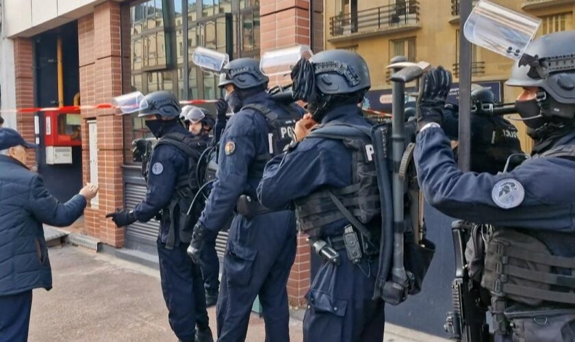 Issy-les-Moulineaux : un homme retranché dans un restaurant retient des employés en otages