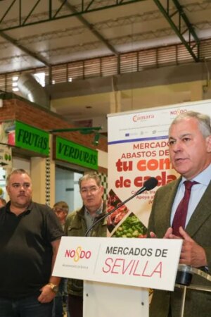 José Luis Sanz visita el Mercado de Pino Montano para incentivar el pequeño comercio en Sevilla