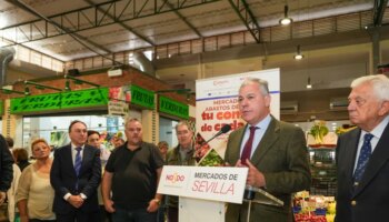 José Luis Sanz visita el Mercado de Pino Montano para incentivar el pequeño comercio en Sevilla