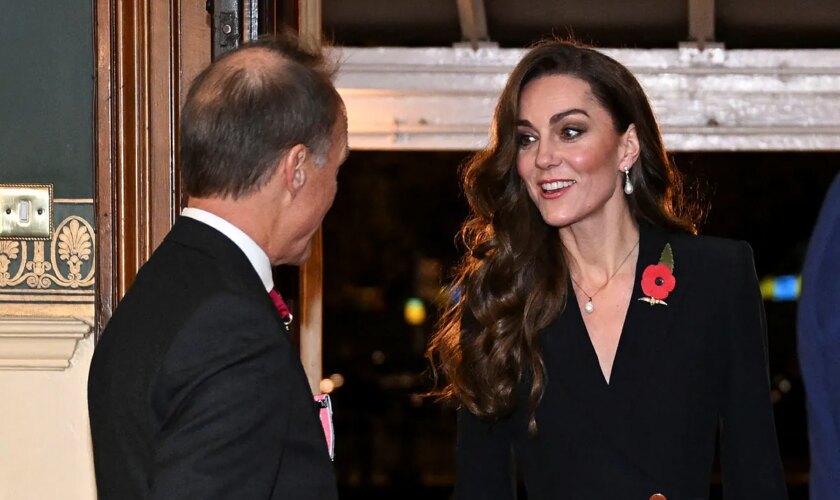 Kate Middleton vuelve a ser la reina; así ha sido su esperada reaparición en un Remembrance Day sin Camila