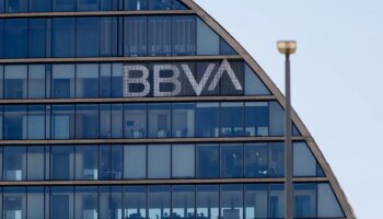 La CNMC ve riesgo para las pymes en la OPA de BBVA sobre Banco Sabadell y obliga a elevar las garantías de competencia