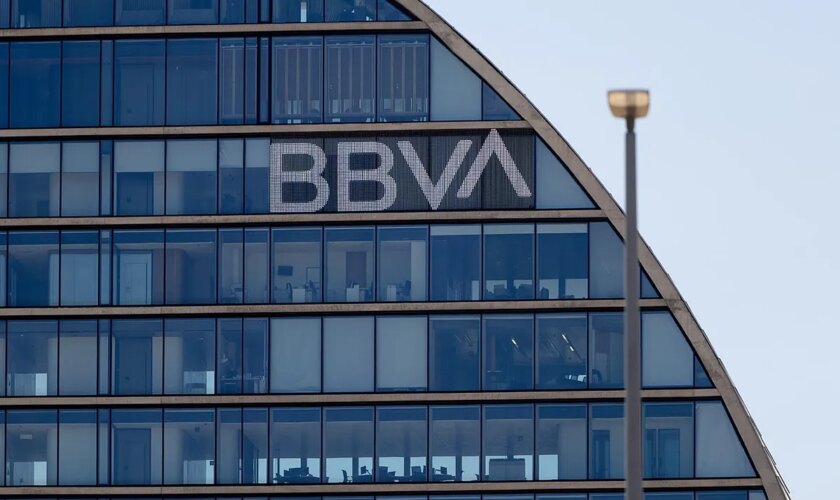 La CNMC ve riesgo para las pymes en la OPA de BBVA sobre Banco Sabadell y obliga a elevar las garantías de competencia