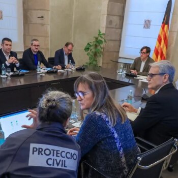 La Generalitat de Cataluña prevé que sus bomberos seguirán "bastantes días" en Valencia y envía odontólogos forenses y camiones para el saneamiento del agua por la DANA