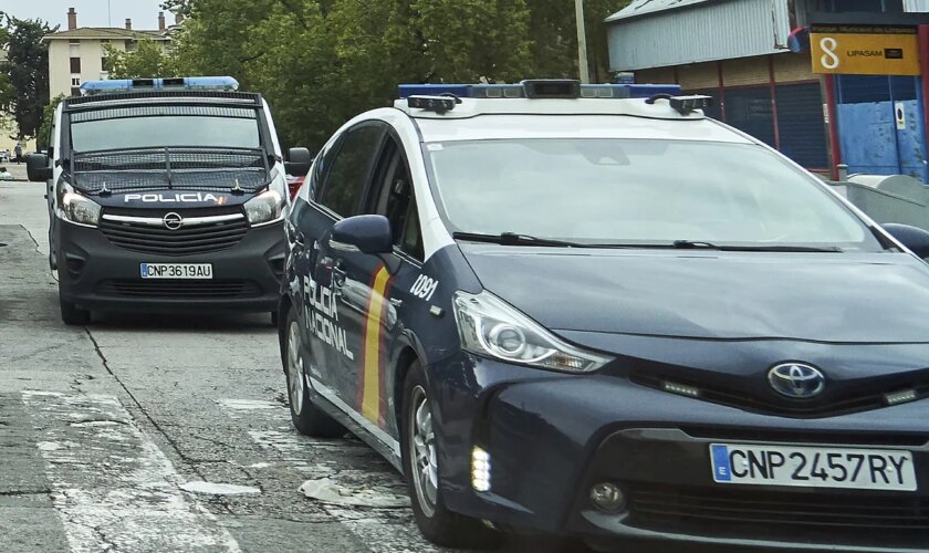 La Policía se incauta de 1.200 kg de hachís ocultos en bidones de arena y detiene a 7 personas en Marbella y Elche