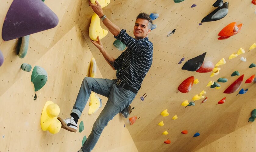 La escalada es el nuevo gimnasio y quiere llegar a todos los barrios para ponernos tan en forma como la Reina Letizia