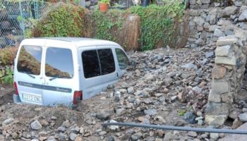 La lluvia en Tenerife sepulta un coche y causa destrozos en las carreteras de la isla