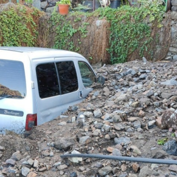 La lluvia en Tenerife sepulta un coche y causa destrozos en las carreteras de la isla