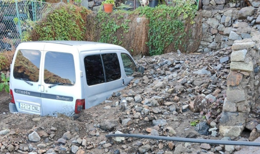 La lluvia en Tenerife sepulta un coche y causa destrozos en las carreteras de la isla