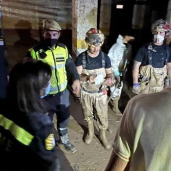 La ministra de Defensa se enfrenta con afectados por la DANA en Valencia: «Yo no tengo la culpa»