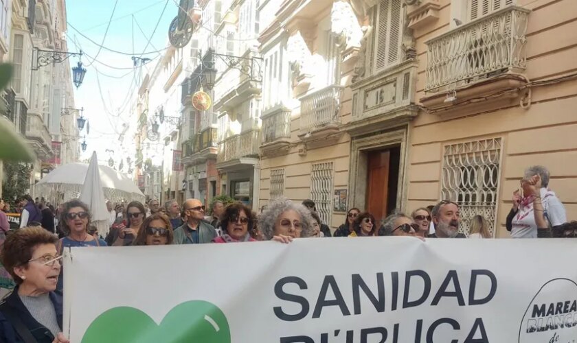 La plataforma Marea Blanca inicia en Cádiz sus movilizaciones contra la gestión sanitaria andaluza