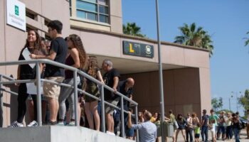 La productora de The Crown busca figurantes en Sevilla: estos son los requisitos y la fecha