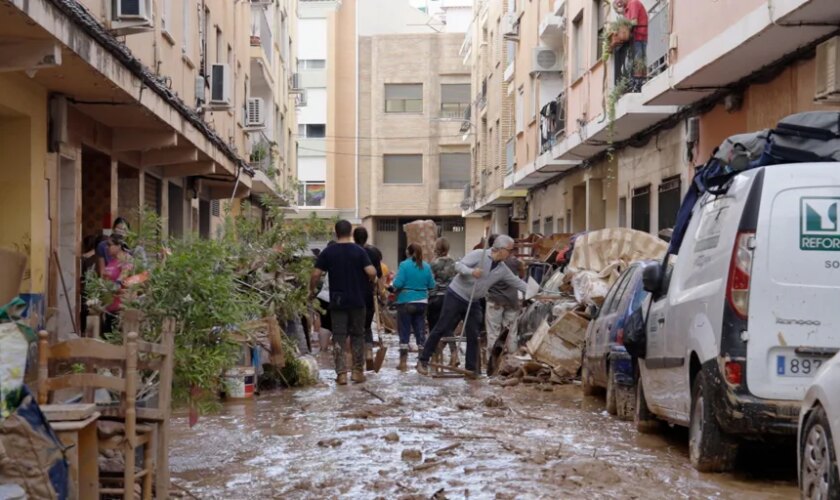 La tarde que nunca se olvidará en Catarroja, el último pueblo al que ha llegado la ayuda: «Pensé que no volvería a ver a mis padres»