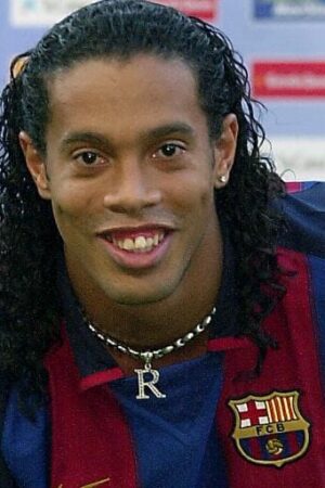 La vida de Ronaldinho, exjugador estrella del Barcelona, en 2024: su apariencia actual, a qué se dedica ahora y un hijo futbolista