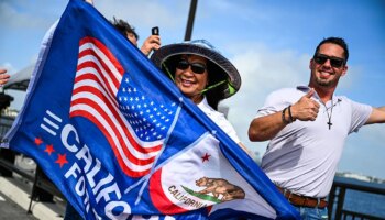 Latinos, negros y jóvenes: el cambio de bando histórico de las minorías en EEUU