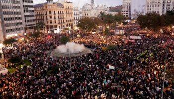 «Le gouvernement valencien est responsable» : en Espagne, des milliers de manifestants pour dénoncer la gestion des inondations