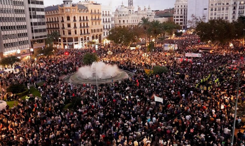 «Le gouvernement valencien est responsable» : en Espagne, des milliers de manifestants pour dénoncer la gestion des inondations