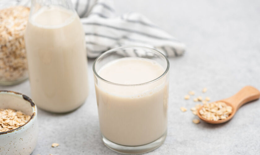 Le lait d’avoine, de plus en plus à la mode : que vaut cette boisson sur le plan écologique et nutritionnel ?