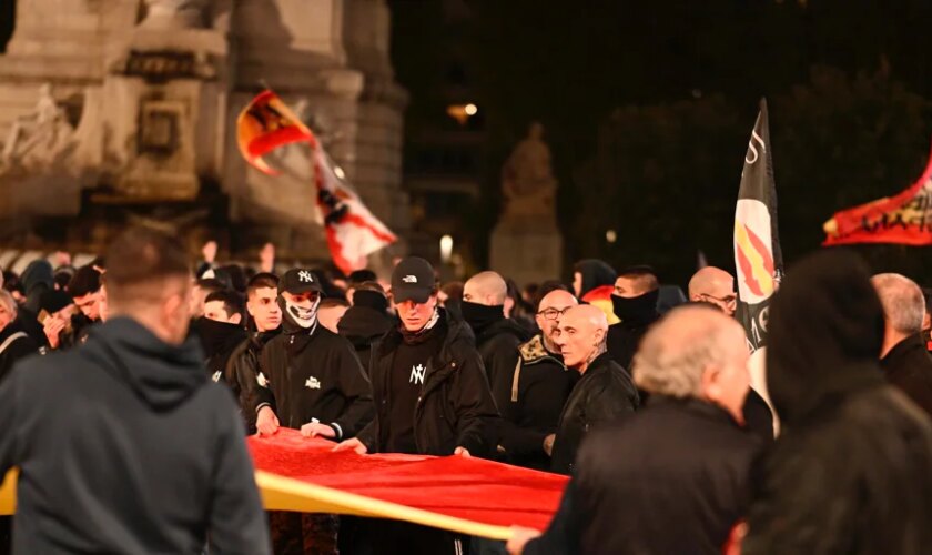 Los antidisturbios cargan en Ferraz contra una turba de ultras de extrema derecha que trataba de alcanzar la sede del PSOE