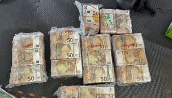 Los fajos del policía 'banquero' de los 20 millones del narco: fajos de 50 euros en comisaría, de 100 y 500 en casa