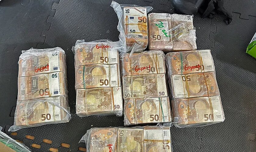 Los fajos del policía 'banquero' de los 20 millones del narco: fajos de 50 euros en comisaría, de 100 y 500 en casa