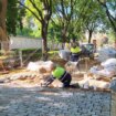 Los jardines del Prado de San Sebastián de Sevilla cambian el albero por un nuevo adoquinado