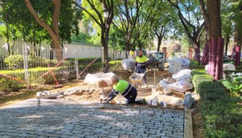 Los jardines del Prado de San Sebastián de Sevilla cambian el albero por un nuevo adoquinado