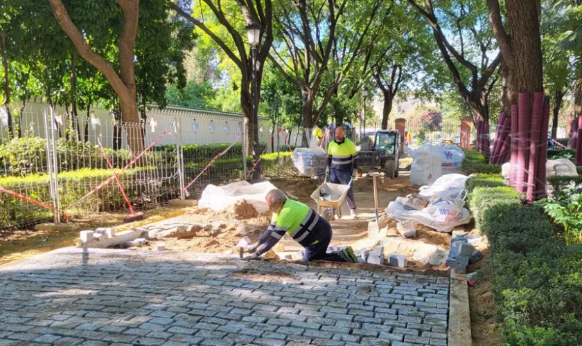 Los jardines del Prado de San Sebastián de Sevilla cambian el albero por un nuevo adoquinado