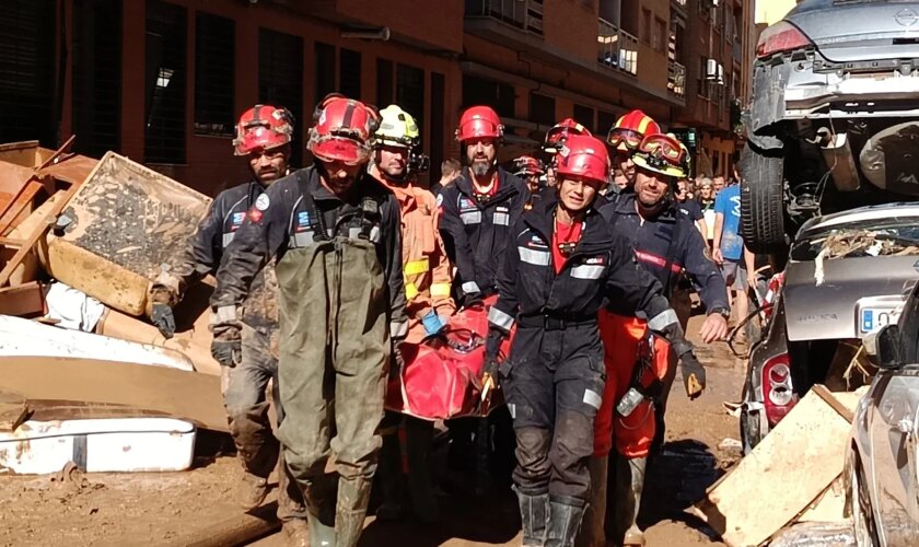 Madrid despliega un dispositivo integral de ayuda ante la catástrofe en Valencia: forenses, voluntarios, bomberos, técnicos del Canal de Isabel II...