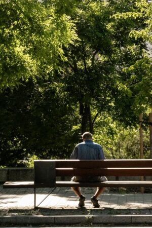 Más cáncer, soledad, consumo de drogas... los españoles creen que en 2034 la sociedad será mucho peor