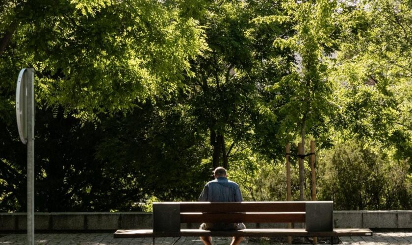 Más cáncer, soledad, consumo de drogas... los españoles creen que en 2034 la sociedad será mucho peor