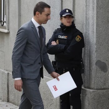 Moncloa envió a Lobato el documento sobre el novio de Ayuso sin marca de agua de ningún medio: "¿Cómo tenemos esto?"... "Porque llega"