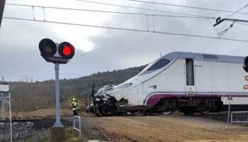 Mueren dos personas tras colisionar un Alvia y un turismo en un paso a nivel en Husillos (Palencia)