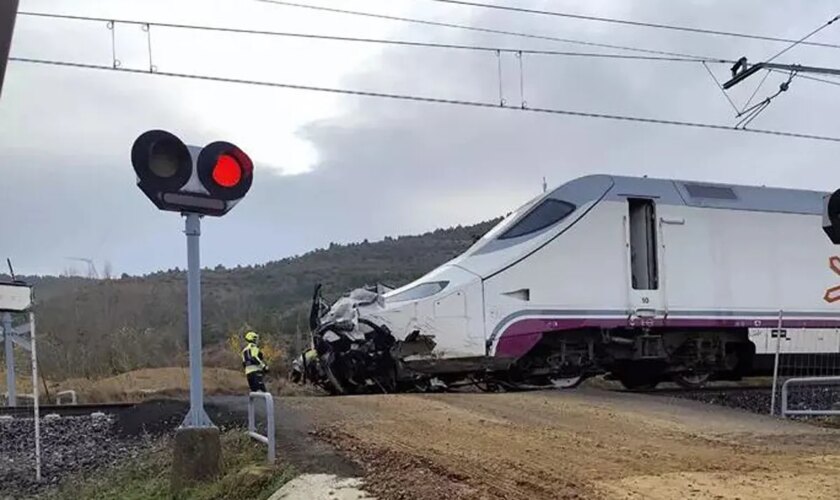 Mueren dos personas tras colisionar un Alvia y un turismo en un paso a nivel en Husillos (Palencia)