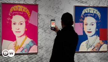 Netherlands: Thieves steal Warhol queens prints from gallery