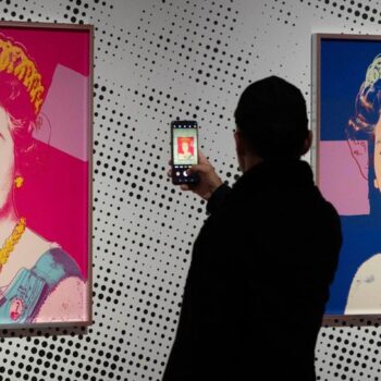 Netherlands: Thieves steal Warhol queens prints from gallery