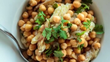 Ni cocido ni en ensalada: estas son las mejores recetas con garbanzos fáciles y saludables