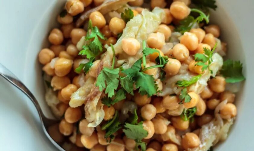 Ni cocido ni en ensalada: estas son las mejores recetas con garbanzos fáciles y saludables