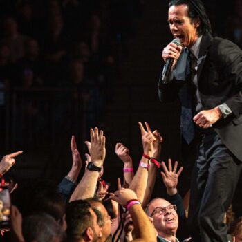 Nick Cave en concert à l’Accor Arena de Paris : une messe rock sauvage et bouleversante