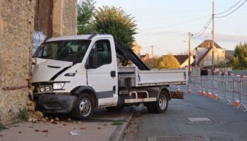 Oise : il encastre une camionnette dans une grange, qui menace de s’effondrer, et s’enfuit