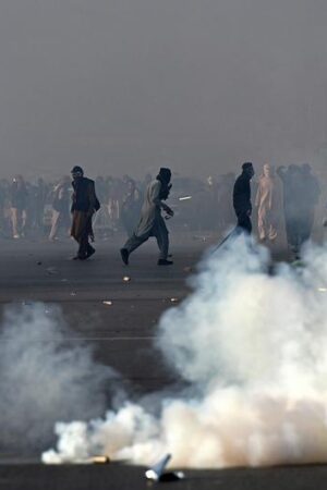 Pakistan: Imran Khan supporters storm capital