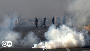 Pakistan: Imran Khan supporters storm capital