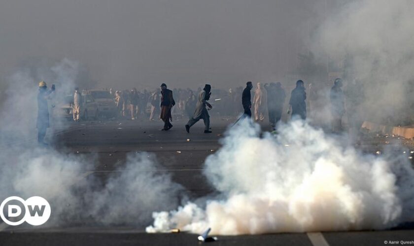 Pakistan: Imran Khan supporters storm capital