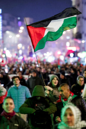 Paris : des milliers de personnes manifestent pour la Palestine et contre un gala de soutien à Israël